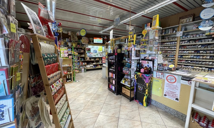 Lo scaffale di cartoleria, carte da regalo e riviste della Tabaccheria Mascellani