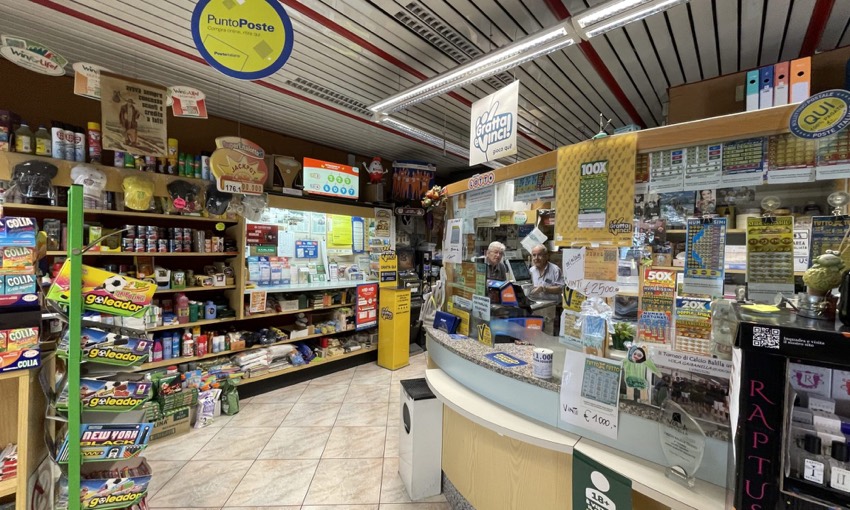 Il banco con Lotto, Gratta e Vinci e PuntoPoste della Tabaccheria Mascellani