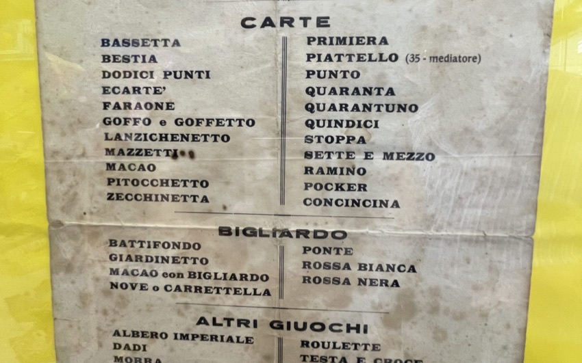 La tabella dei giochi proibiti del 1940 ancora esposta nella Tabaccheria Mascellani