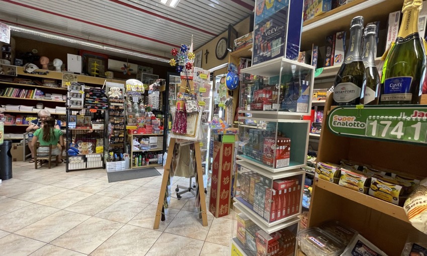 L'interno della Tabaccheria Mascellani con i servizi PuntoPoste e i pagamenti