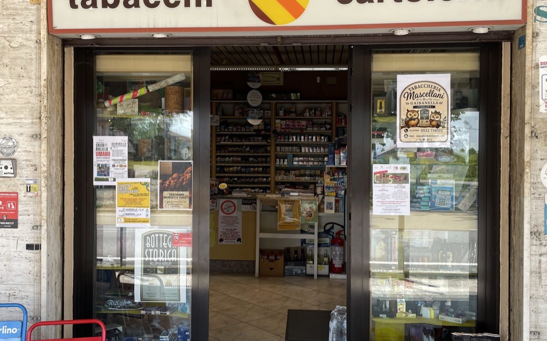 La vetrina della Tabaccheria Mascellani con la vetrofania «Bottega Storica» del Comune di Ferrara